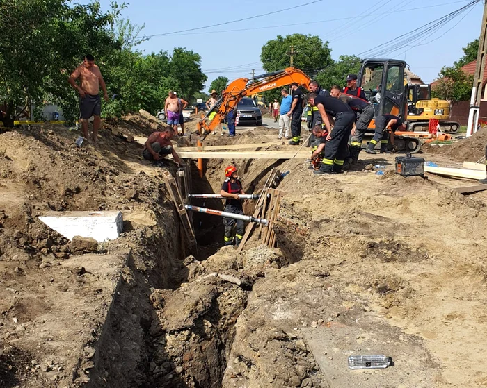 Accident-de-munc-n-Timi-Un-tnr-a-murit-dup-ce-s-a-surpat-pmntul-n-anul-de-canalizare