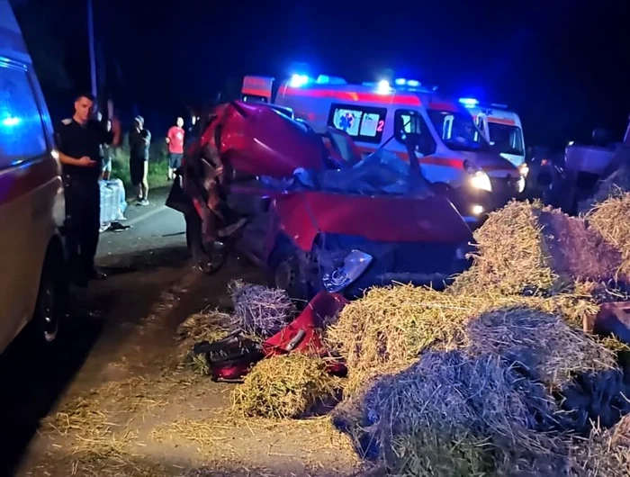 Accident-grav-n-Olt-Au-fost-implicate-un-autoturism-i-un-tractor-cu-remorc-trei-persoane-au-ajuns-la-spital