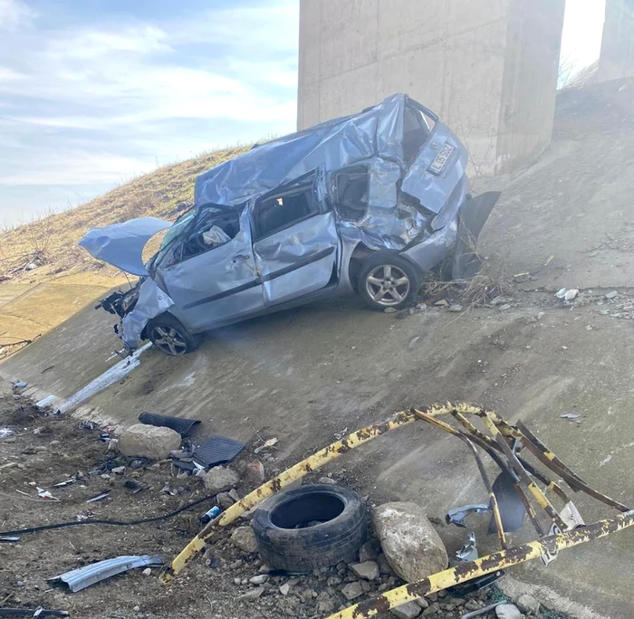 Accident-groaznic-pe-DN2-Doi-pensionari-au-czut-cu-maina-de-pe-pod-ntr-un-canal-de-irigaii-FOTO