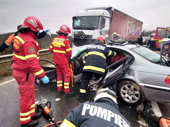 Accident-pe-DN6-ntre-un-TIR-i-un-autoturism-Dou-persoane-sunt-grav-rnite
