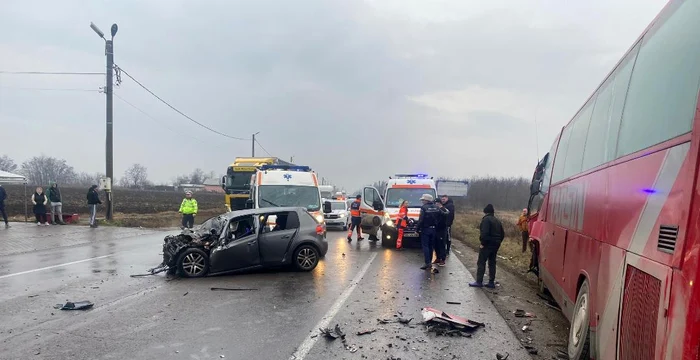 Accident-teribil-pe-DN2-cu-5-victime-Dou-persoane-ucise-pe-loc-n-impactul-dintre-un-autocar-i-o-main