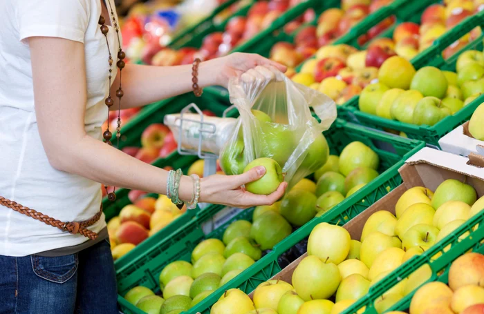 Amend-de-70000-de-lei-aplicat-unui-supermarket-Fructe-cu-mucegai-erau-puse-la-vnzare