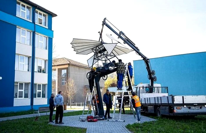 Avionul-lui-Traian-Vuia-reconstruit-de-elevii-unui-liceu-din-Reia-i-amplasat-n-curtea-instituiei