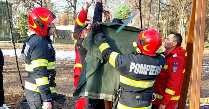 Biat-rmas-blocat-n-leagn-Vor-rde-copiii-de-mine-Gestul-emoionant-fcut-de-pompieri-
