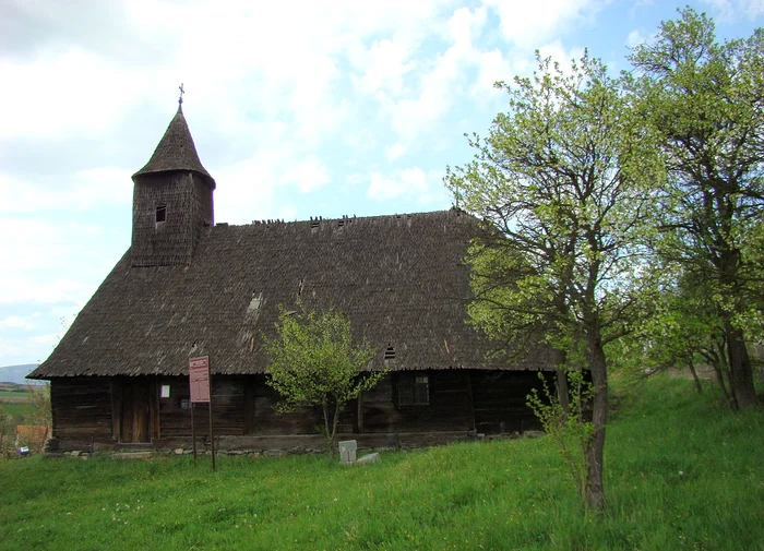-Biseric-de-lemn-veche-de-peste-dou-secole-focar-de-rezisten-romneasc-n-Transilvania-restaurat-prin-PNRR