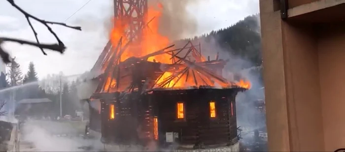 Biserica-de-lem-din-Bora-distrus-de-un-incendiu-era-asigurat-Asirom-anun-despgubiri