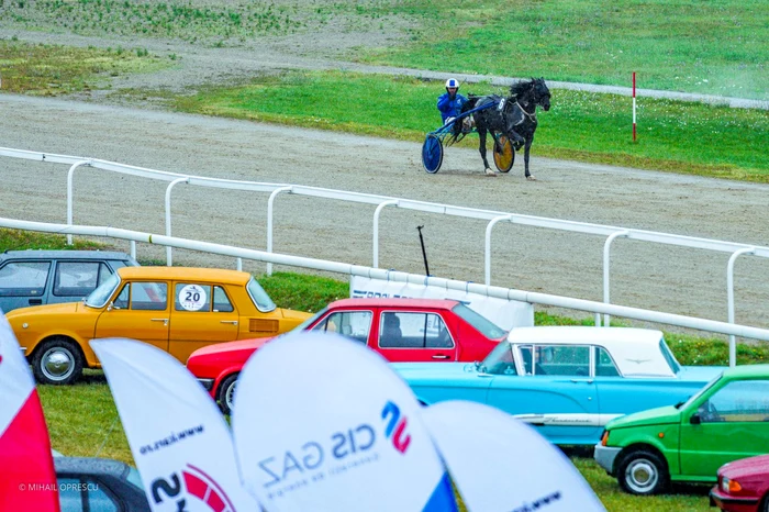 Cai-i-cai-putere-Curse-la-Hipodromul-Ploieti-pentru-pasionaii-de-automobile-de-epoc