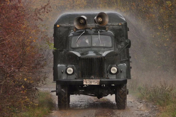 Caravana-cu-filme-n-Delta-Dunrii-n-anii-60-de-pe-camionul-Buceag-pelicula-se-proiecta-pe-cldirea-colii