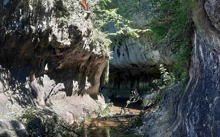 Cheile-Bniei-au-fost-interzise-turitilor-Este-pericol-de-prbuiri-de-pietre-i-arbori-de-pe-versani