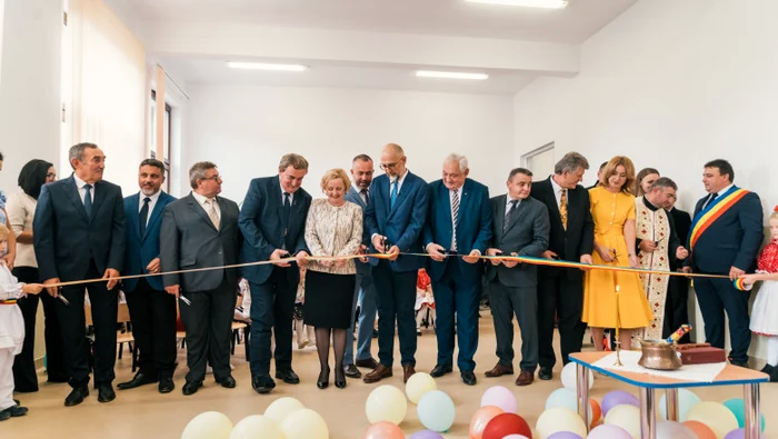 De-ci-politicieni-este-nevoie-s-taie-o-panglic-Imaginea-zilei-la-inaugurarea-unei-grdinie-din-Slaj