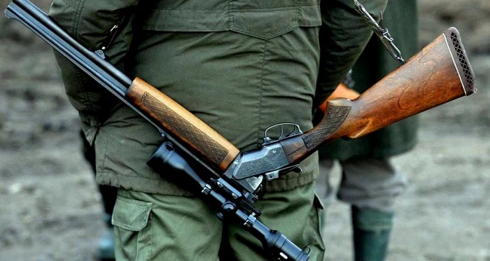 Doi-brbai-reinui-n-judeul-Mure-pentru-braconarea-unui-viezure-Poliitii-au-confiscat-o-suli-i-6-cini-de-vntoare