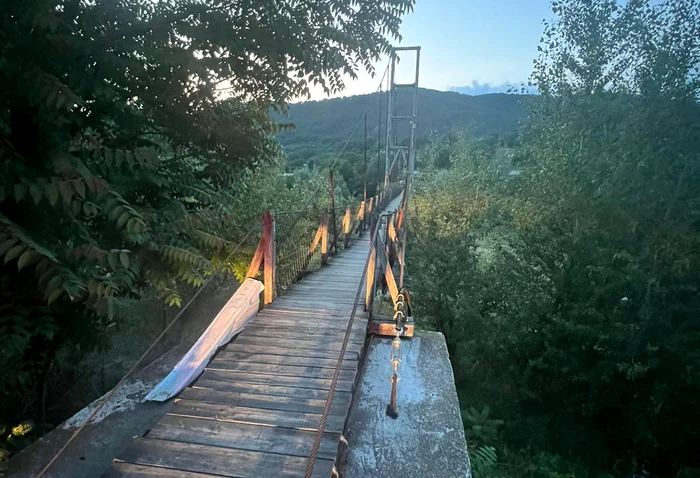 Doi-poliiti-din-Vrancea-au-salvat-un-brbat-care-amenina-c-se-arunc-de-pe-pod