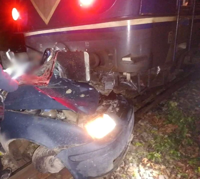 Doi-rnii-grav-dup-coliziunea-unui-tren-cu-un-autoturism-la-Cmpulung-Moldovenesc