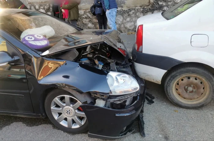 Dou-oferie-rnite-i-trei-maini-avariate-dup-ce-una-dintre-conductoare-a-ignorat-un-indicator