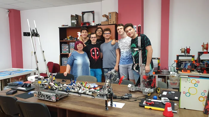 Echipa-de-robotic-care-a-devenit-un-fenomen-n-educaie-ase-liceeni-susin-lecii-demonstrative-cu-roboi-n-faa-a-mii-de-copii
