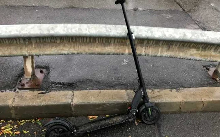 -Femeie-pe-trotinet-acroat-de-o-autospecial-a-poliiei-aflat-n-misiune