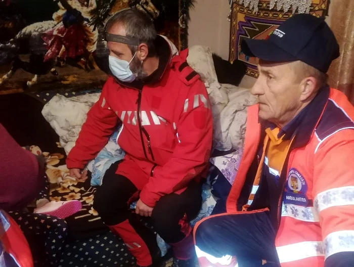 Feti-de-opt-ani-transportat-la-ambulan-cu-ajutorul-salvamontitilor-dintr-o-zon-greu-accesibil