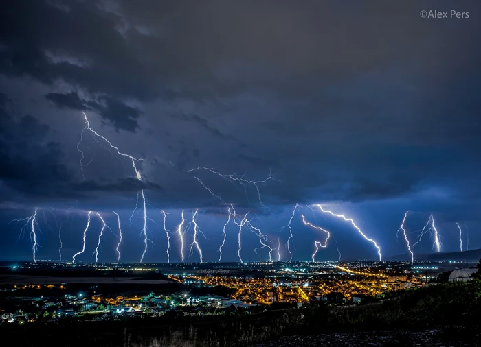 Fotografie-spectaculoas-devenit-viral-pe-internet-Puterea-naturii-dezlnuite-pe-cerul-Neamului-FOTO