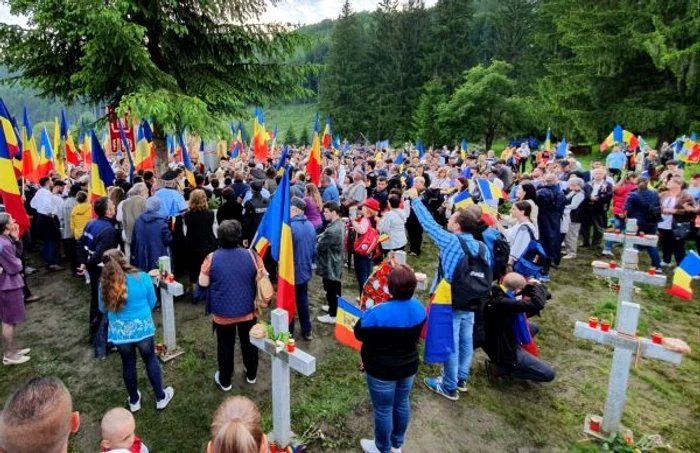 Harghita-150-de-cruci-de-lemn-n-memoria-eroilor-romni-n-Cimitirul-Valea-Uzului-n-locul-celor-demolate