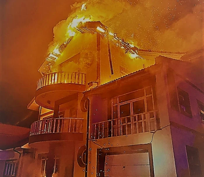 Incendiu-puternic-la-Feteti-De-la-ce-au-pornit-flcrile-uriae-care-au-cuprins-o-locuin