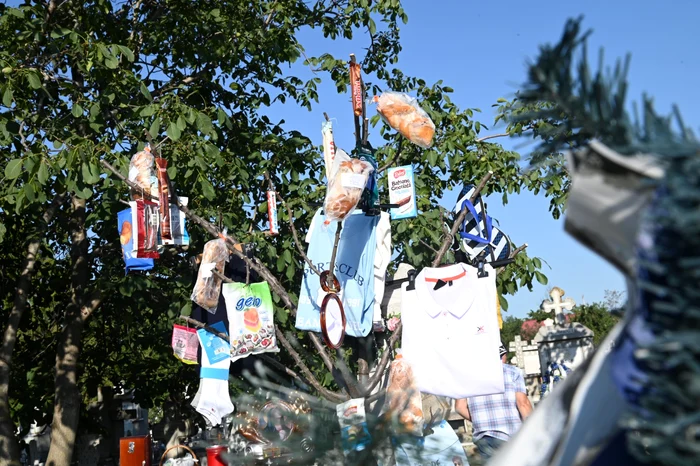 Obicei-unic-i-spectaculos-n-Romnia-cu-pomul-la-mormintele-din-cimitir-de-Sfntul-Ilie-FOTO