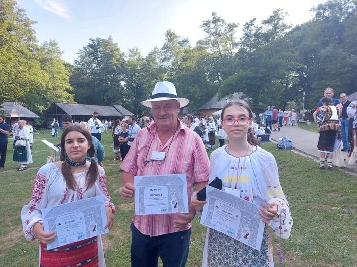 Olriele-de-pe-Valea-Olteului-Au-fost-premiate-pentru-talentul-lor-la-Olimpiada-Meteugurilor-