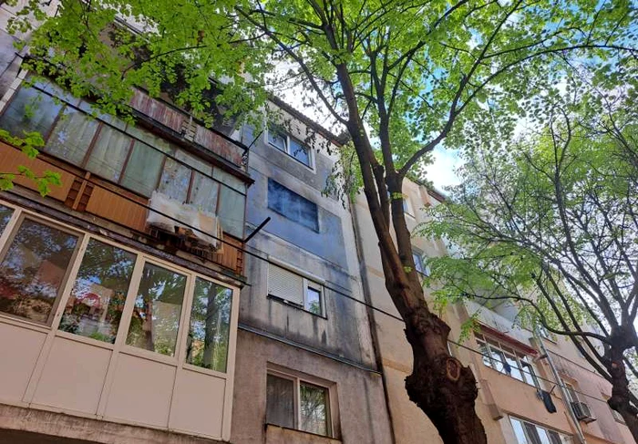 Opt-persoane-au-fost-evacuate-dintr-un-bloc-dup-ce-un-apartament-a-luat-foc