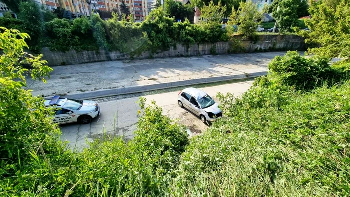 Pania-unei-oferie-care-a-ncurcat-frna-cu-acceleraia-A-zburat-ntr-un-pru-din-Piatra-Neam