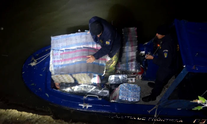 Pania-unor-contrabanditi-Au-scpat-igri-de-zeci-de-mii-de-euro-n-Dunre-la-vederea-poliitilor-de-frontier