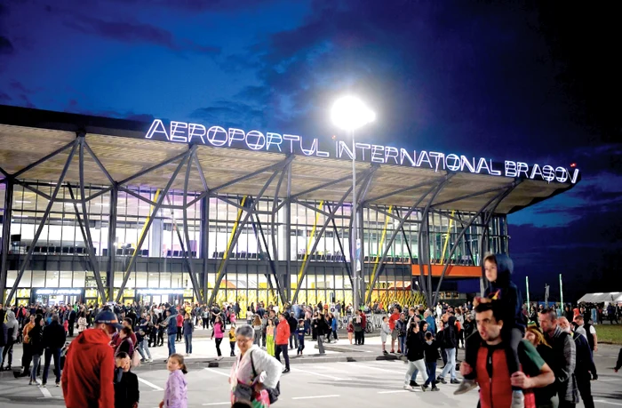 Pasagerul-10000-pe-aeroportul-de-la-Braov-la-o-lun-de-la-inaugurare-inta-ambiioas-a-braovenilor