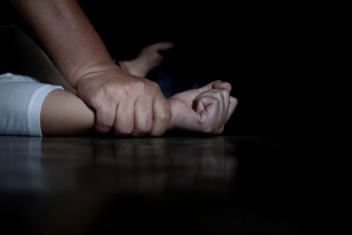 Patru-surori-agresate-sexual-de-iubitul-mamei-lor-Copilele-cu-vrste-ntre-9-i-14-ani-au-fugit-la-tatl-biologic