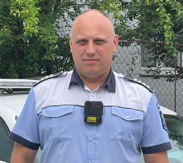 Poliistul-care-a-salvat-vacana-unui-bieel-Tatl-lui-pierduse-borseta-cu-banii-de-concediu