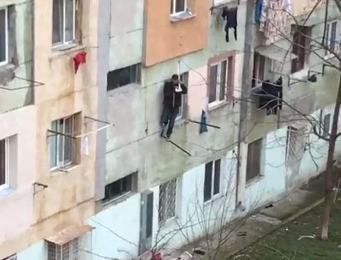 Poliitii-au-salvat-un-sinuciga-care-a-alunecat-de-la-etaj-Omul-nu-se-mai-putea-ine-agat-aa-c-a-fost-nctuat-de-balustrad