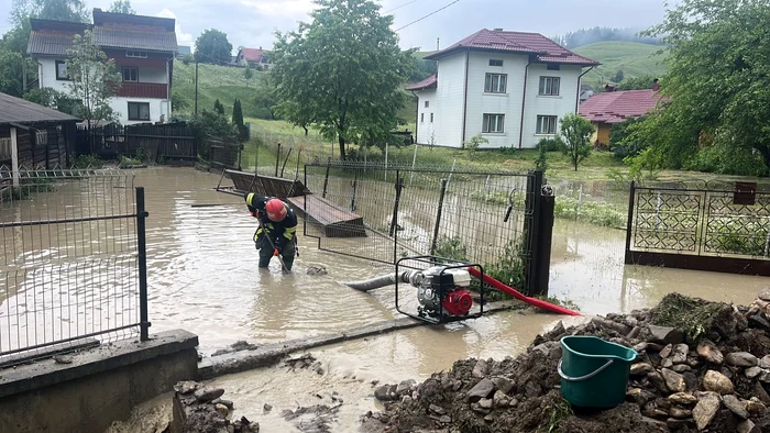 Pompierii-suceveni-intervin-pentru-evacuarea-apei-din-mai-multe-gospodrii-n-urma-precipitaiilor-abundente