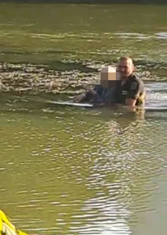 Povestea-poliistului-local-care-a-salvat-o-femeie-din-rul-Arge-A-fost-boxer-profesionist-VIDEO
