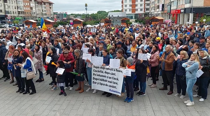 Protestul-profesorilor-continu-n-judeul-Suceava-Ei-refuz-s-se-ntoarc-la-ore-i-spun-c-au-fost-trdai-de-lideri-FOTO-