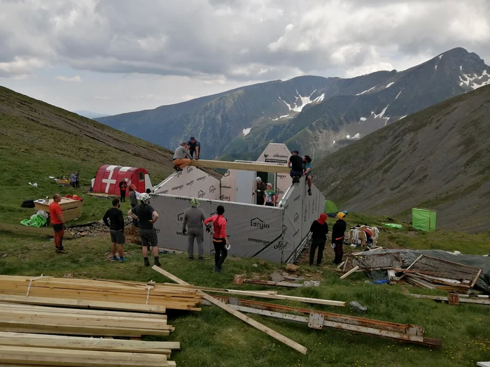 Refugiu-montan-refcut-de-voluntari-ntr-una-dintre-cele-mai-dificile-zone-din-Fgra-Vechiul-refugiu-a-fost-vandalizat