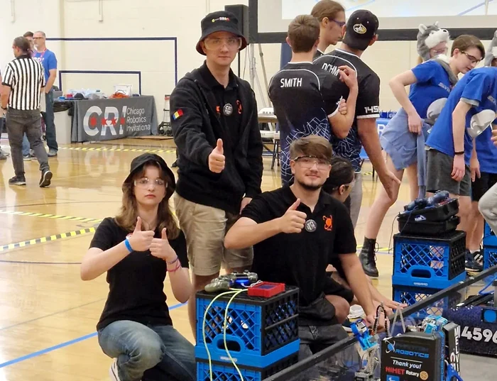 Roboticieni-romni-n-SUA-la-Chicago-Robotics-Invitational-Performana-depete-graniele