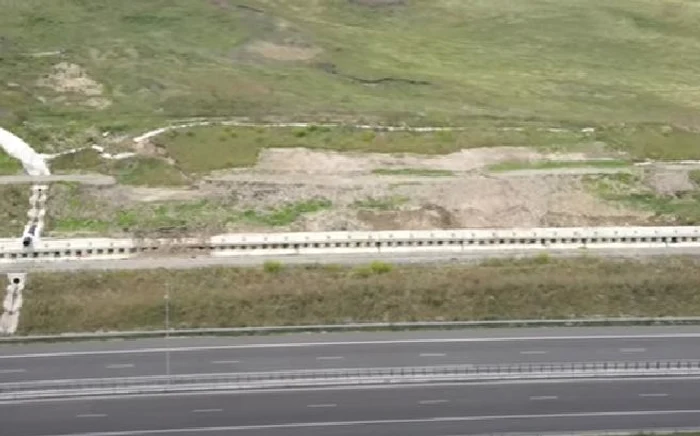 Se-surp-pmntul-pe-Autostrada-A10-Sebe-Turda-din-nou-Un-versant-a-luat-o-la-vale-n-zona-Alba-Iulia-VIDEO
