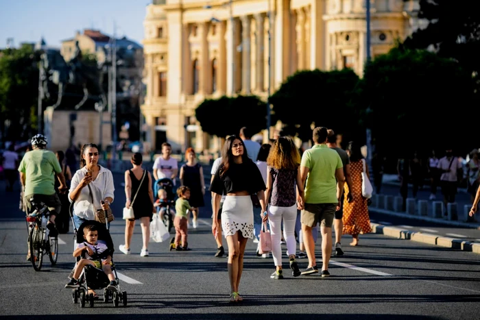 Strzi-deschide-pe-Calea-Victorie-Bucuretenii-se-pot-bucura-de-spectacole-de-acrobaie-i-minicocerte