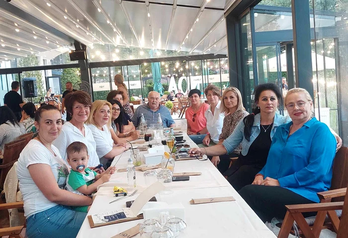 Surpriz-pentru-Titi-Ionescu-din-Generaia-de-Aur-a-handbalului-romnesc-Fete-din-ase-generaii-la-ntlnirea-de-peste-ani