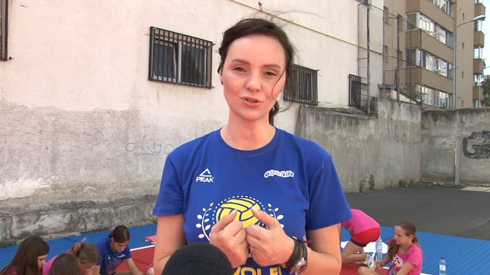 Tabr-de-terapie-prin-volei-pentru-copii-la-Braov-Ce-i-nva-psihologul-sportiv