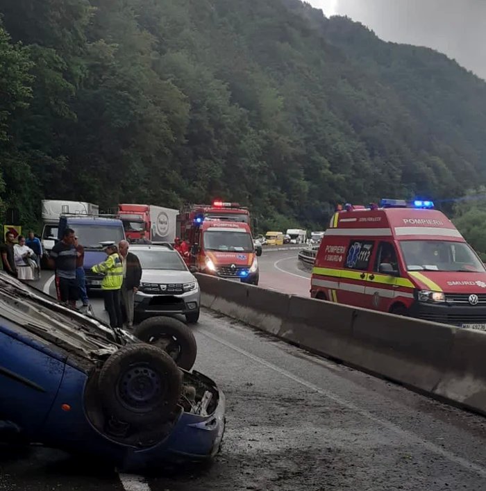 Trafic-blocat-pe-Valea-Oltului-de-o-main-rsturnat-pe-carosabil-Trei-persoane-au-ajuns-la-spital