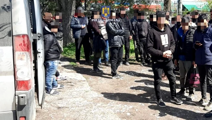 Trafic-de-migrani-descoperit-la-Feteti-30-de-ceteni-afgani-gsii-n-microbuzul-unor-bulgari