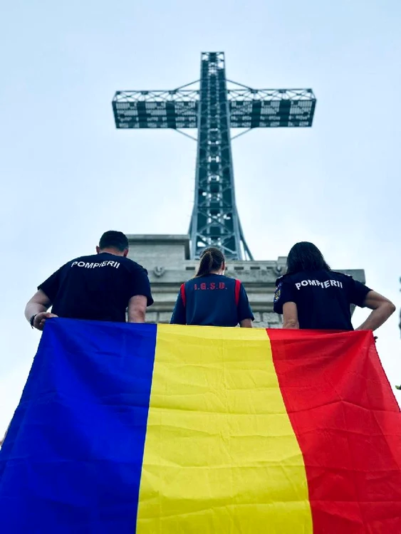 Tricolorul-urcat-de-pompieri-pe-Vrful-Caraiman-de-Ziua-Drapelului-Naional-la-2384-de-metri-altitudine