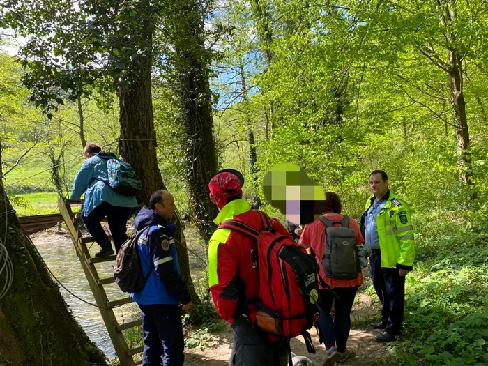 Turitii-rtcii-n-Cheile-Carasului-cutai-cu-drona-de-salvatori-Aveau-cu-ei-i-un-bebelu-de-11-luni