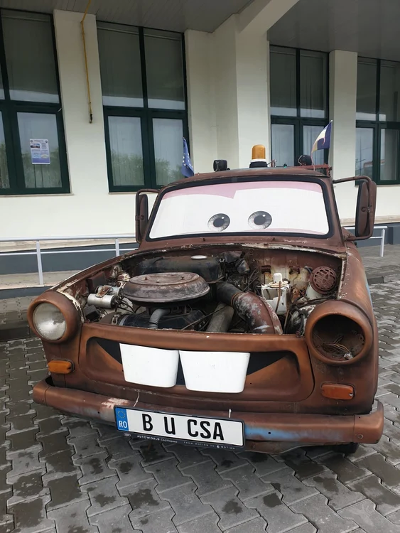 Un-Trabant-abandonat-a-fost-transformat-n-Buc-personajul-din-filmul-de-animaie-Cars-FOTO-VIDEO