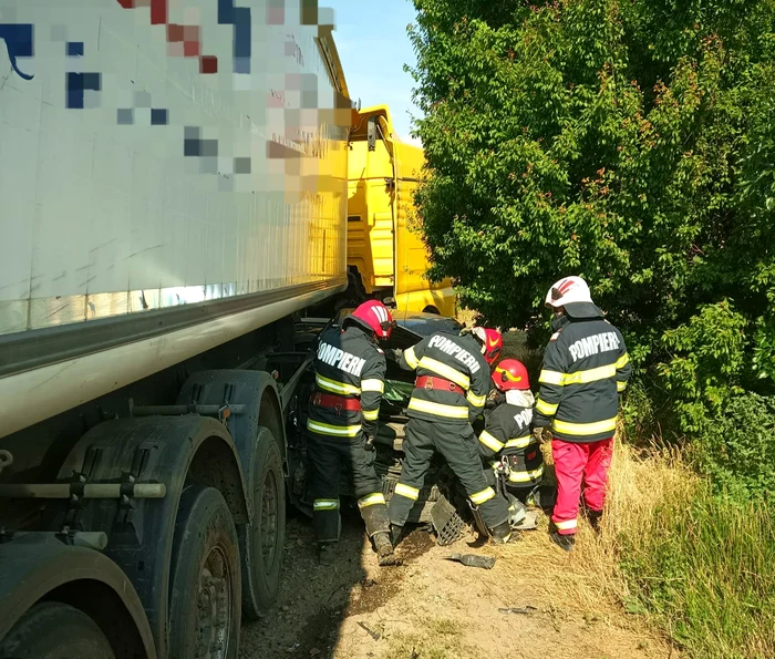 Un-accident-n-care-au-fost-implicate-un-TIR-i-un-autoturism-a-avut-loc-pe-E-85-n-Ialomia