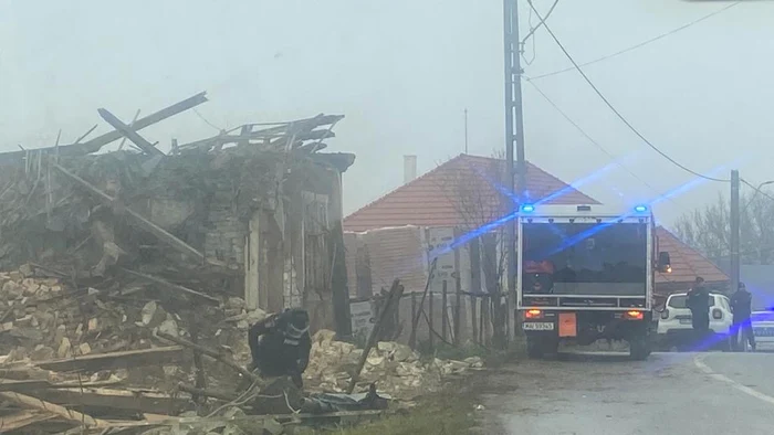 Un-adevrat-arsenal-militar-descoperit-n-peretele-unei-case-care-urma-s-fie-demolat-n-Bistria