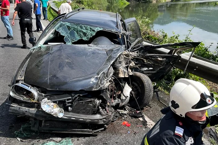Un-autoturism-i-un-autocamion-s-au-izbit-pe-DN6-O-victim-gsit-ncarcerat-i-incontient